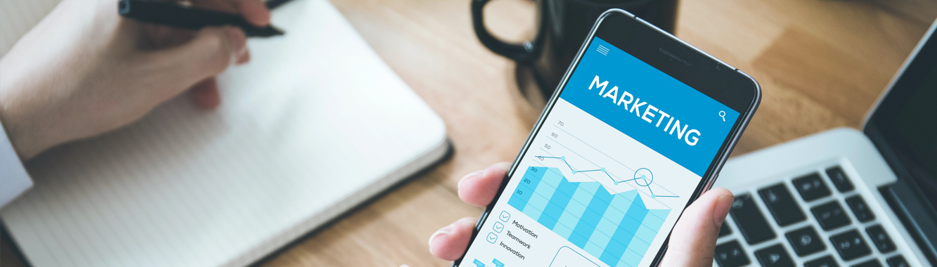 Analyse des données sur smartphone et ordinateur pour développer une stratégie marketing personnalisée efficace.