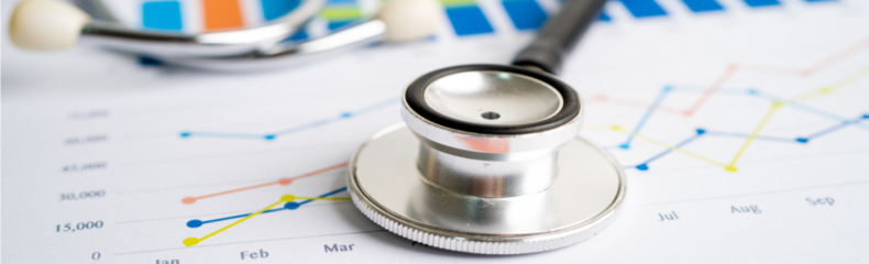 Un stéthoscope posé sur un graphique représentant une stratégie marketing personnalisée adaptée au secteur de la santé.