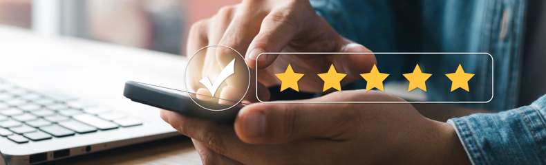 Un utilisateur évaluant un service avec une note de cinq étoiles, illustrant l'impact d'une stratégie marketing personnalisée sur la satisfaction client.