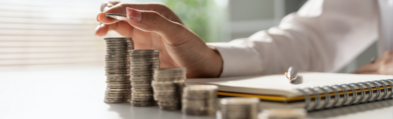 Empilement de pièces illustrant les gains financiers grâce à une stratégie marketing personnalisée bien exécutée.